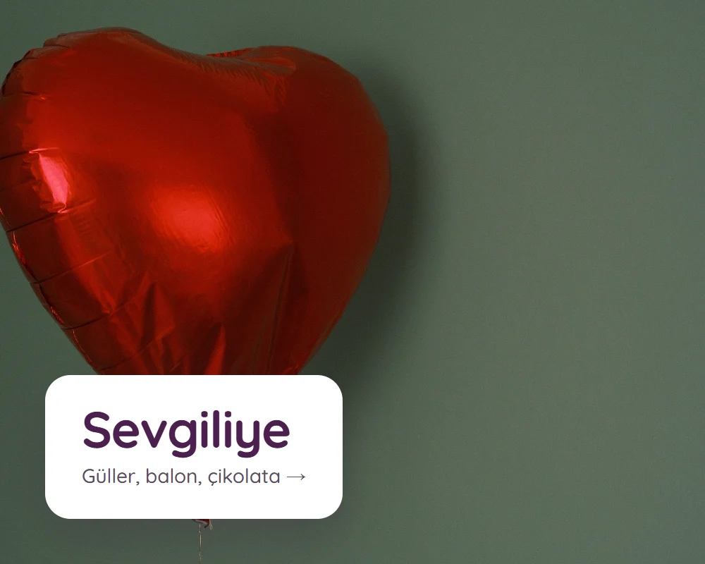 Yeşil duvar önünde kırmızı kalp balon